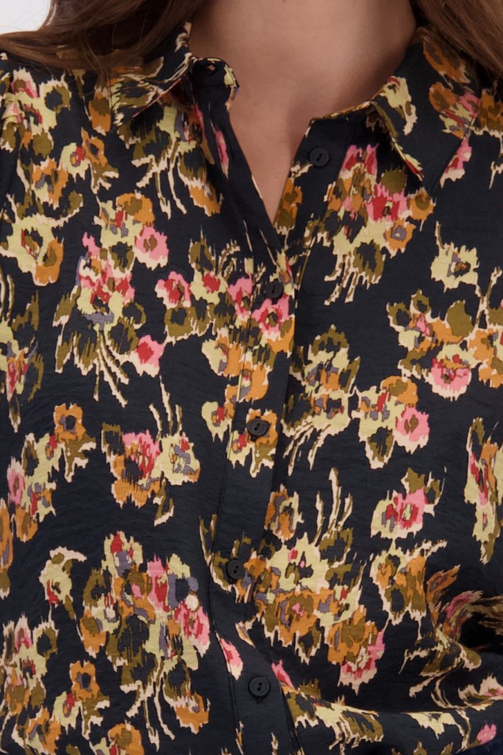 Detail van Zwarte blouse met bloemenprint door Geisha voor Dames