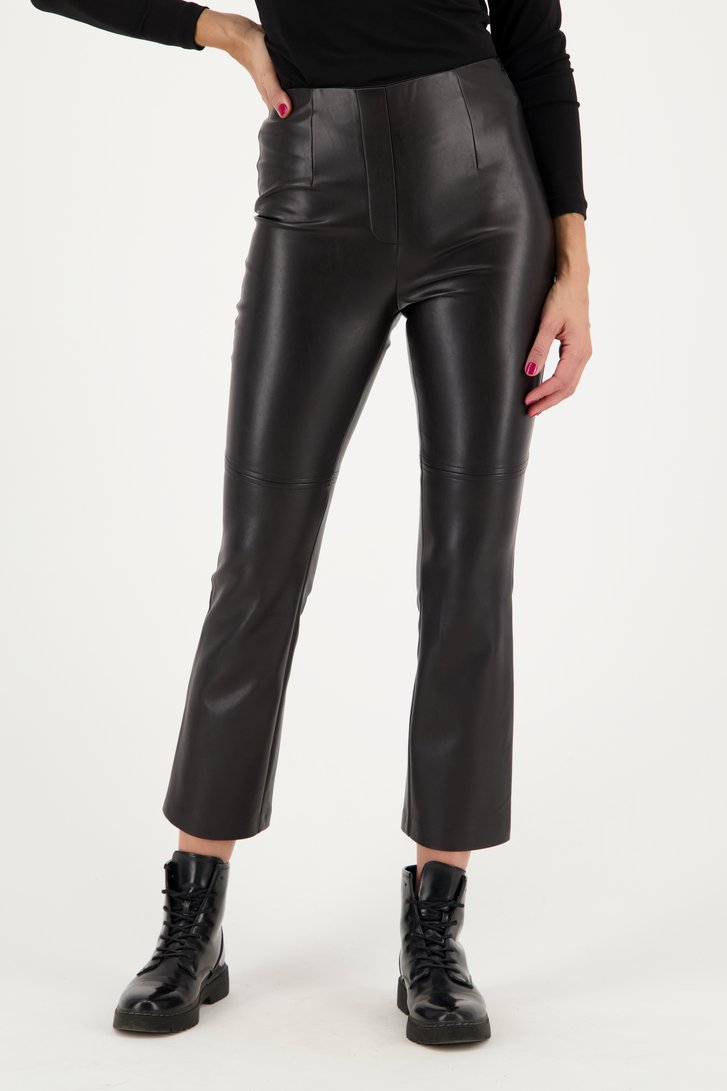 Zwarte broek in faux leather – bootcut 