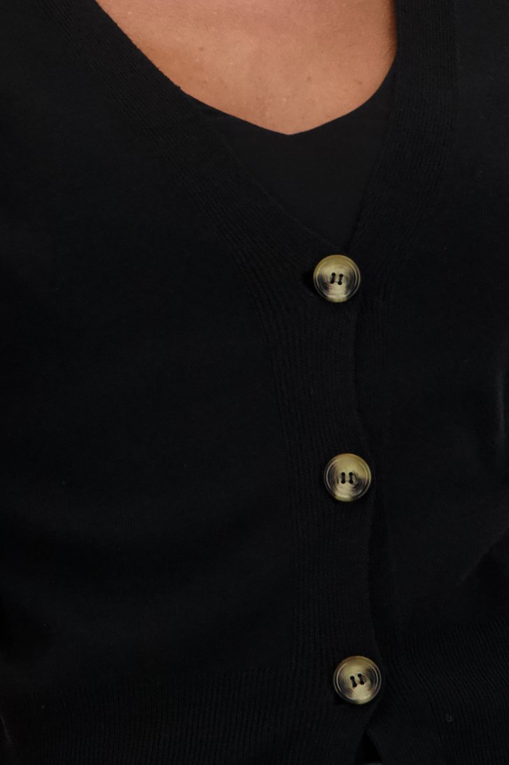 Detail van Zwarte cardigan met korte mouwen door More & More voor Dames