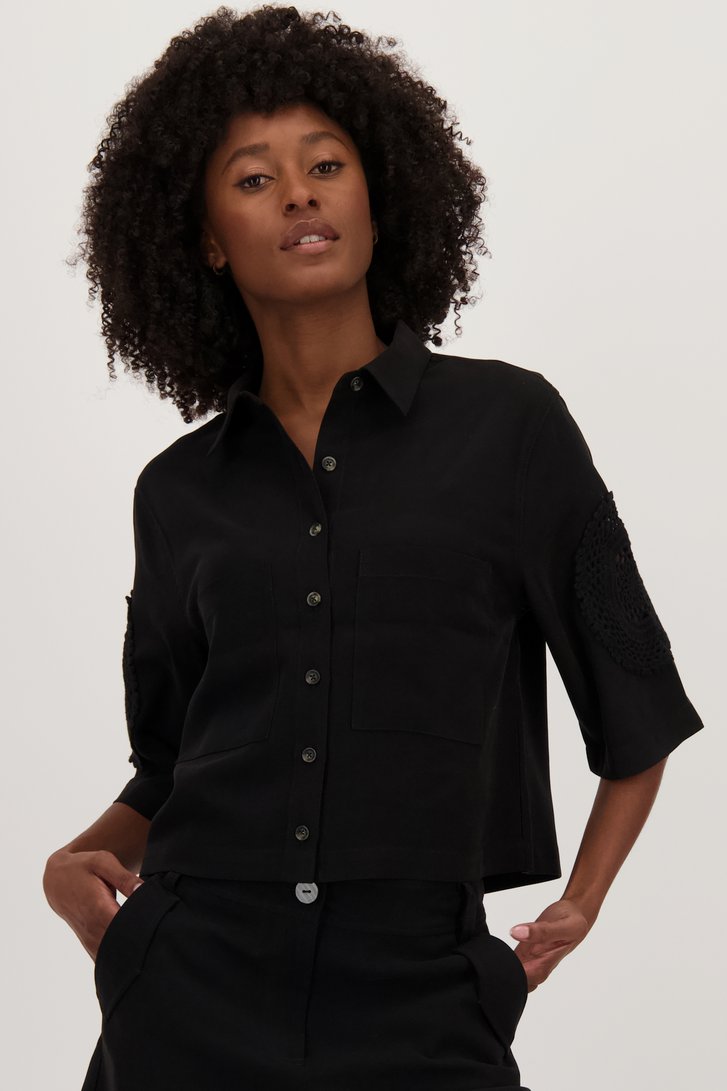 Zwarte cropped blouse met gehaakt detail van Louise voor Dames
