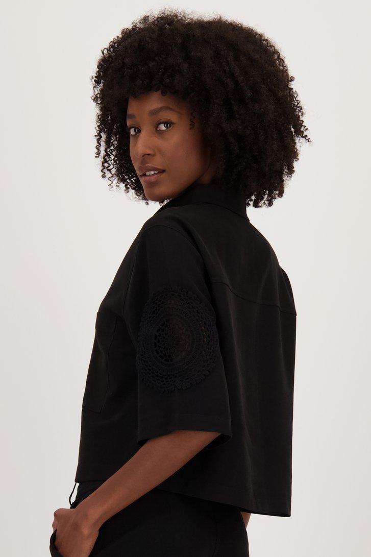 Zwarte cropped blouse met gehaakt detail van Louise voor Dames