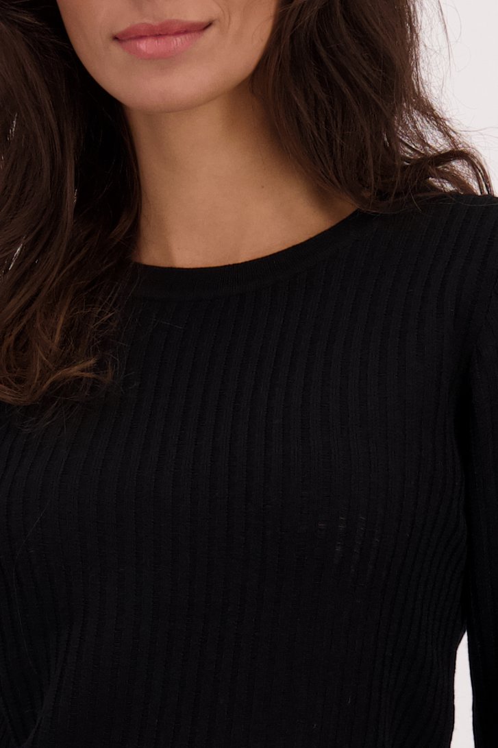 Detail van Zwarte geribde trui door Louise voor Dames