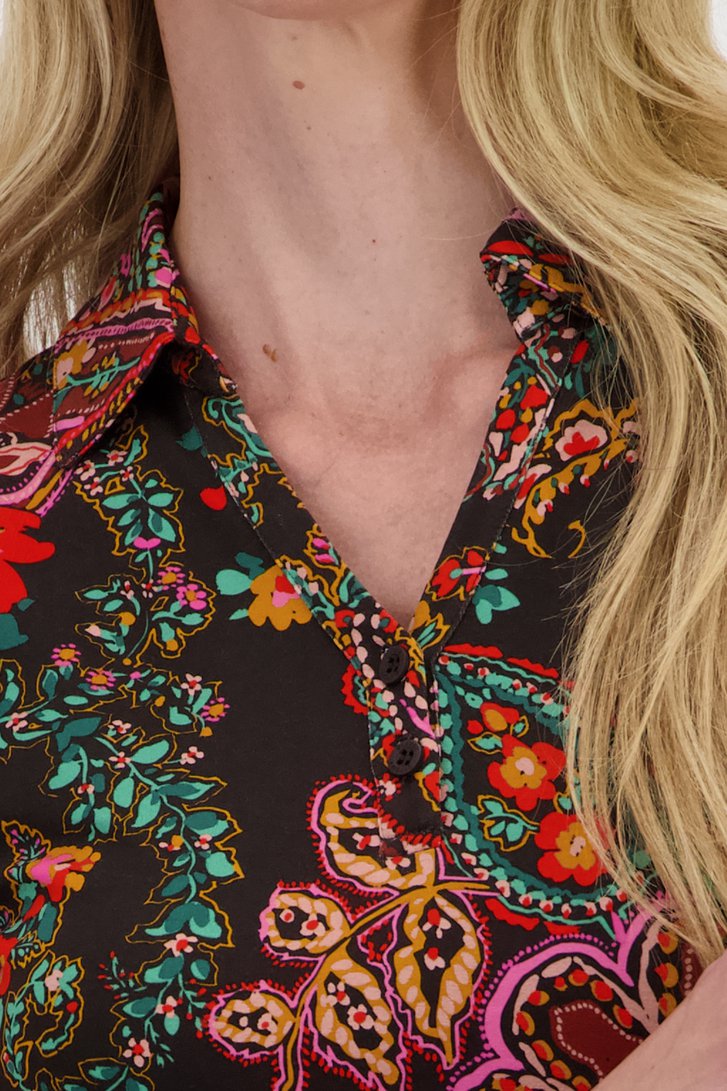 Zwarte polo met kleurrijke paisley print van Claude Arielle voor Dames