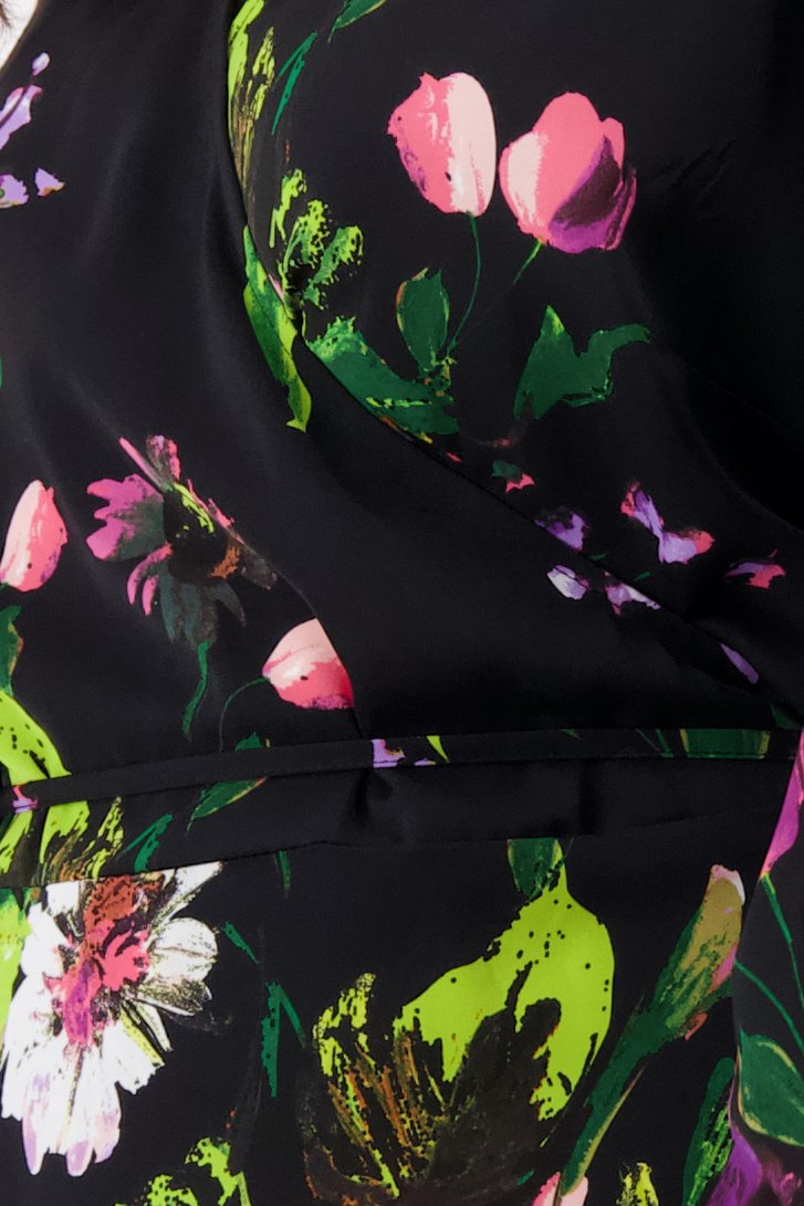 Zwarte zijdeachtige wikkeljurk met bloemen van Only Carmakoma voor Dames
