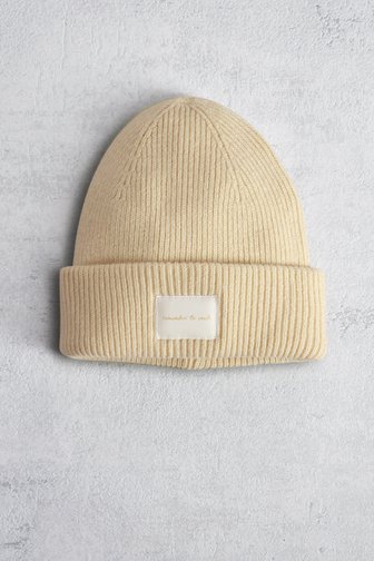 Voorkant van Beige gebreide muts met gouden opschrift door Liberty Island voor Dames