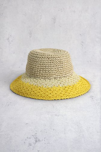 Voorkant van Beige gehaakte hoed met gele rand door Modeno voor Dames