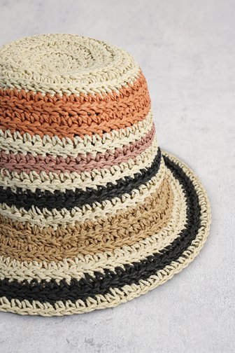 Voorkant van Beige gehaakte hoed met strepen in warme tinten door Modeno voor Dames