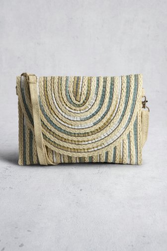 Voorkant van Beige gevlochten clutch met strepen  door Liberty Island voor Dames