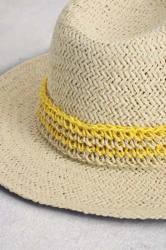 Voorkant van Beige geweven hoed met geel gehaakt detail door Modeno voor Dames