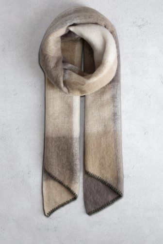 Voorkant van Beige - grijs sjaal met gestreept motief door Liberty Island voor Dames