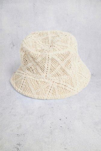 Voorkant van Beige hoedje met ajourpatroon door Pieces voor Dames