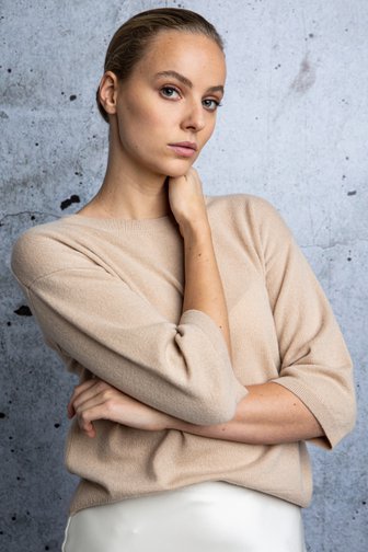 Voorkant van Beige kasjmier trui met korte mouwen  door D'Auvry Studio voor Dames