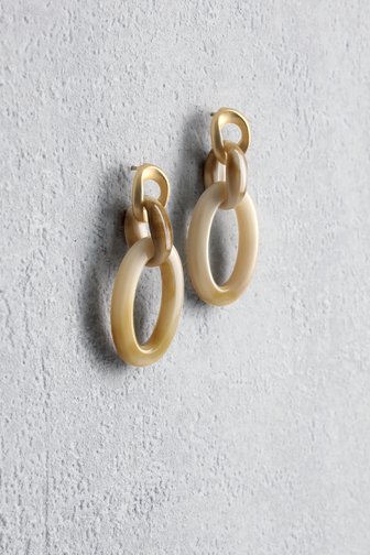 Voorkant van Beige oorbellen met ovale hangers door Liberty Island voor Dames