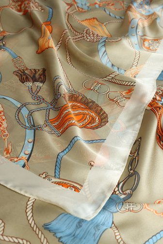 Voorkant van Beige sjaaltje met oranje-blauwe ornamentprint door Liberty Island voor Dames