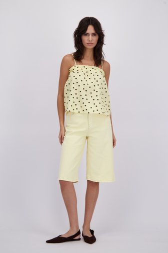 Le devant de Bermuda jaune clair - Coupe loose de Pieces pour Femmes