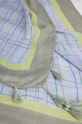 Voorkant van Blauw-grijs sjaaltje met geruit motief door Libelle voor Dames
