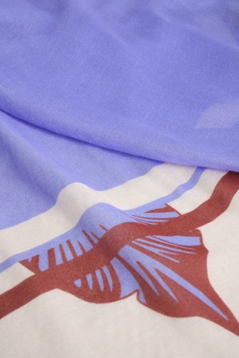 Voorkant van Blauw-roze sjaaltje met bladerenprint door Claude Arielle voor Dames