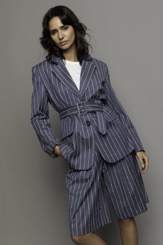 Le devant de Blazer bleue à motif rayé blanc de Louise pour Femmes