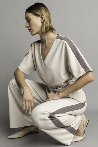 Le devant de Blouse beige avec lien à nouer de D'Auvry pour Femmes
