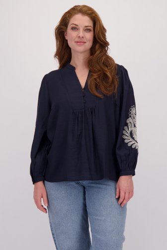 Le devant de Blouse bleue à motif floral brodé de ONLY Carmakoma pour Femmes