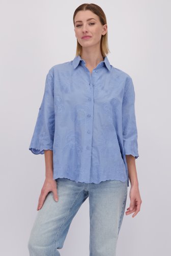 Le devant de Blouse bleue avec fleurs brodées de More & More pour Femmes
