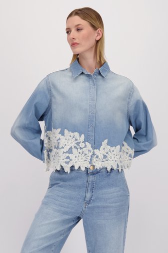 Le devant de Blouse en jean bleue avec dentelle de More & More pour Femmes