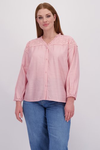 Le devant de Blouse rose clair avec broderie anglaise de ONLY Carmakoma pour Femmes