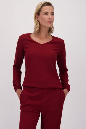 Le devant de Blouse rouge bordeaux texturée à col en V de Claude Arielle pour Femmes