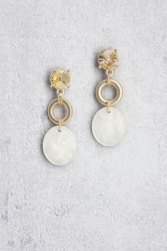 Le devant de Boucles d’oreilles dorées avec pendentif blanc de Liberty Island pour Femmes