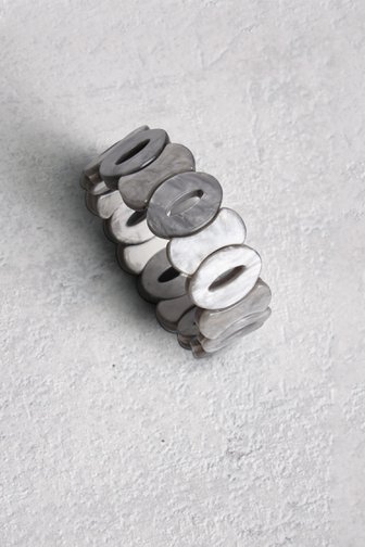 Le devant de Bracelet élastique avec maillons gris effet marbré de Liberty Island pour Femmes