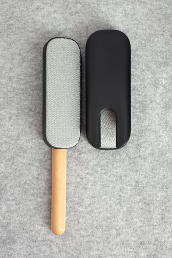 Le devant de Brosse à vêtements noir  de e5 pour Femmes