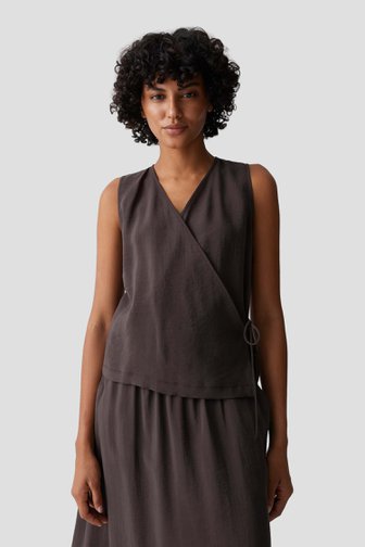Voorkant van Bruine mouwloze blouse met wikkelsluiting door Opus voor Dames
