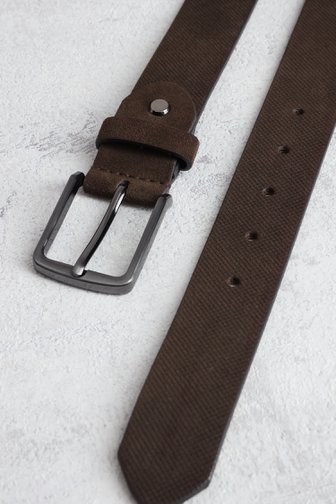 Le devant de Ceinture en cuir brun à motif à petits carrés de Liberty Island pour Hommes