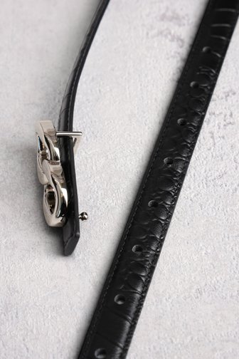 Le devant de Ceinture noire en cuir avec structure crocodile de Louise pour Femmes