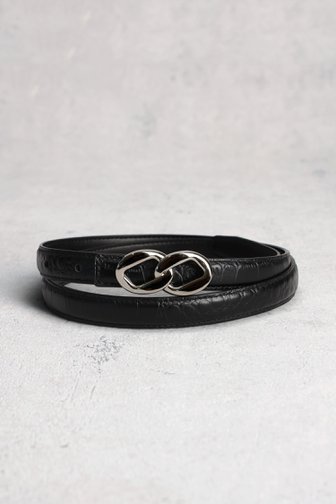 Le devant de Ceinture noire en cuir avec structure crocodile de Louise pour Femmes
