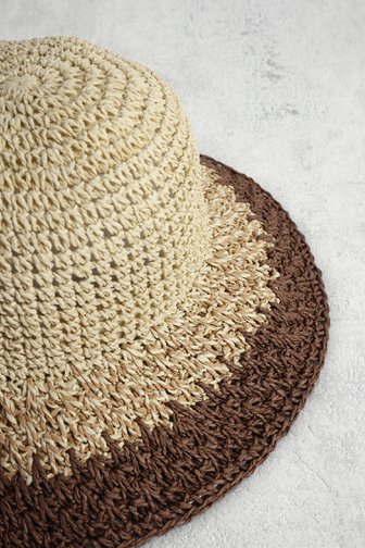 Le devant de Chapeau tressé beige avec bord brun de Modeno pour Femmes