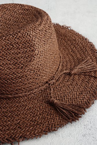 Le devant de Chapeau tressé brun avec bord effiloché de Modeno pour Femmes