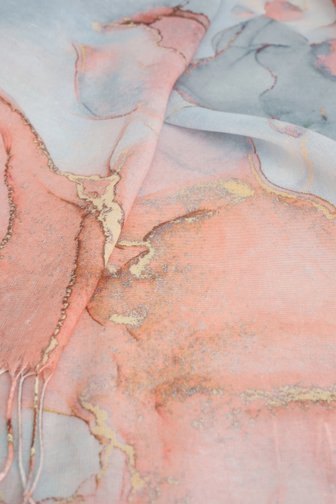 Le devant de Écharpe à imprimé abstrait bleu et rose de Liberty Island pour Femmes