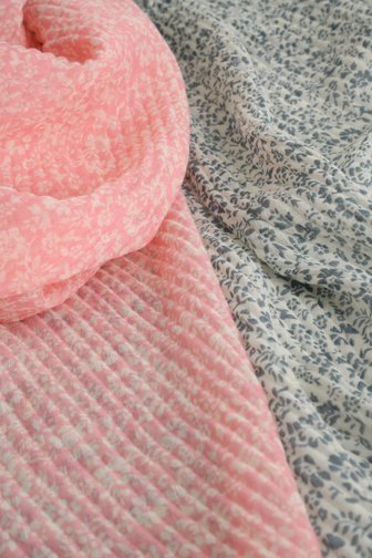 Le devant de Écharpe à motif floral bicolore de Modeno pour Femmes