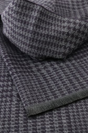 Le devant de Écharpe avec motif pied-de-poule gris-marine de Michaelis pour Hommes