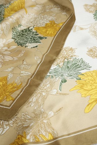 Le devant de Écharpe beige à motif floral de Modeno pour Femmes