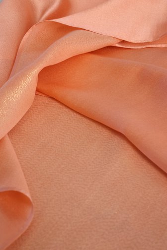 Le devant de Écharpe couleur corail à franges de Liberty Island pour Femmes