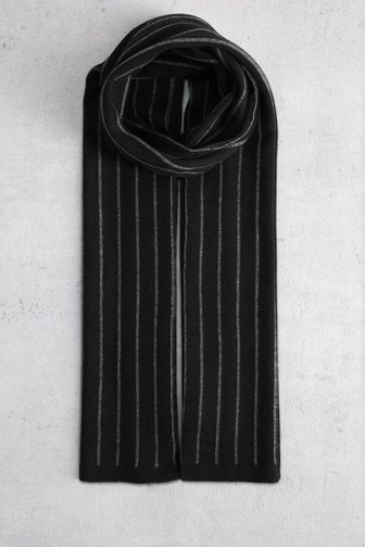 Écharpe noire à motif rayé gris