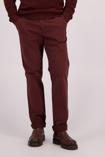 Le devant de Chino brun rouge de Ravøtt pour Hommes