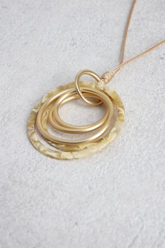 Le devant de Collier doré avec anneaux décoratifs de Liberty Island pour Femmes