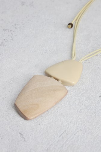 Le devant de Collier écru avec pendentif de Liberty Island pour Femmes