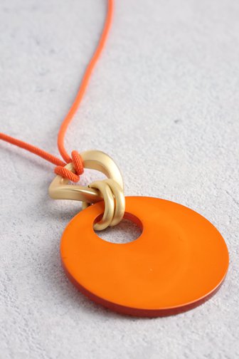 Le devant de Collier rond orange de Liberty Island pour Femmes