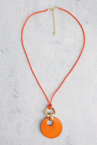 Le devant de Collier rond orange de Liberty Island pour Femmes