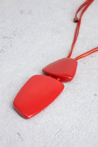 Le devant de Collier rouge avec pendentif de Liberty Island pour Femmes