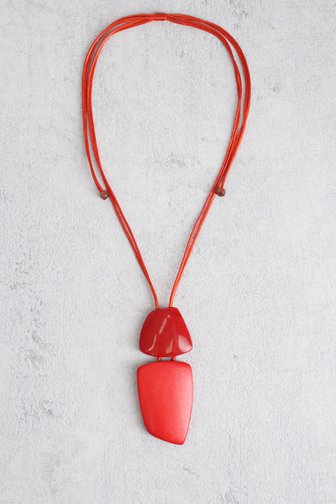 Le devant de Collier rouge avec pendentif de Liberty Island pour Femmes